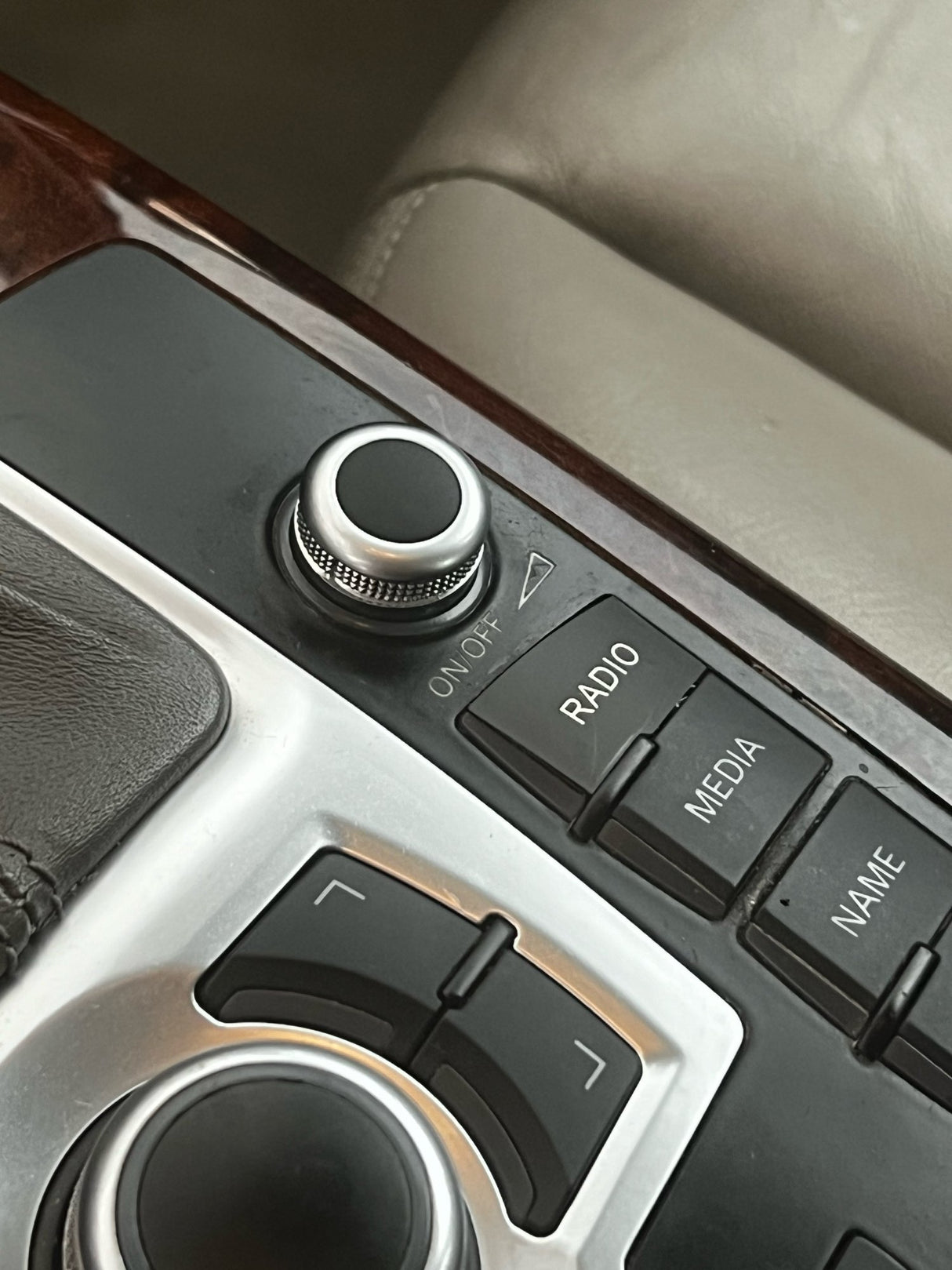 Set of Volume and MMI Knobs/Buttons for Audi Q7 I (2005–2010) Euro Premium Parts Volume button only